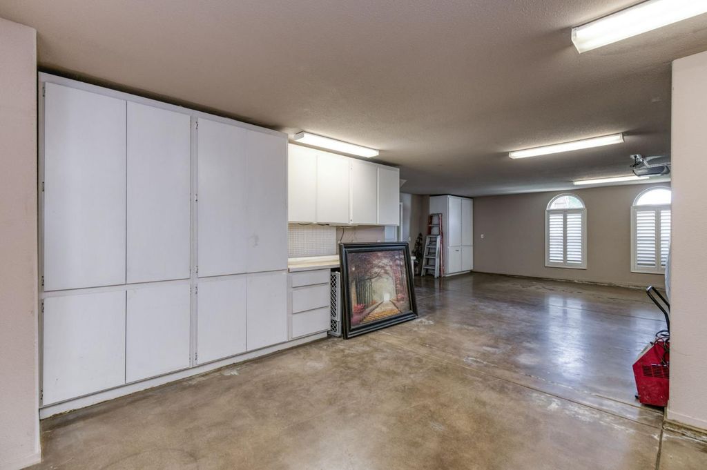 Image 47 of property listing at 4907 Lakewood Court, Visalia, CA 93291