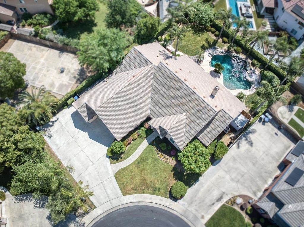 Image 49 of property listing at 4907 Lakewood Court, Visalia, CA 93291