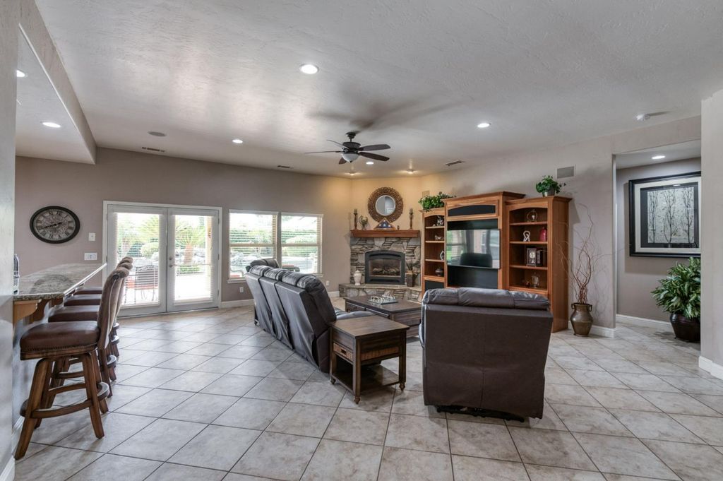 Image 5 of property listing at 4907 Lakewood Court, Visalia, CA 93291