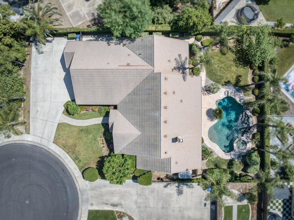 Image 50 of property listing at 4907 Lakewood Court, Visalia, CA 93291