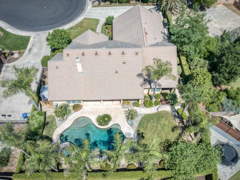 Image 51 of property listing at 4907 Lakewood Court, Visalia, CA 93291