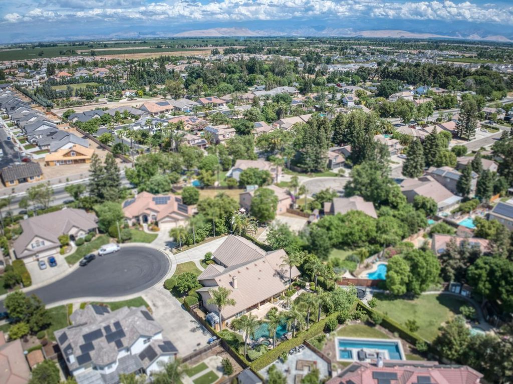 Image 52 of property listing at 4907 Lakewood Court, Visalia, CA 93291