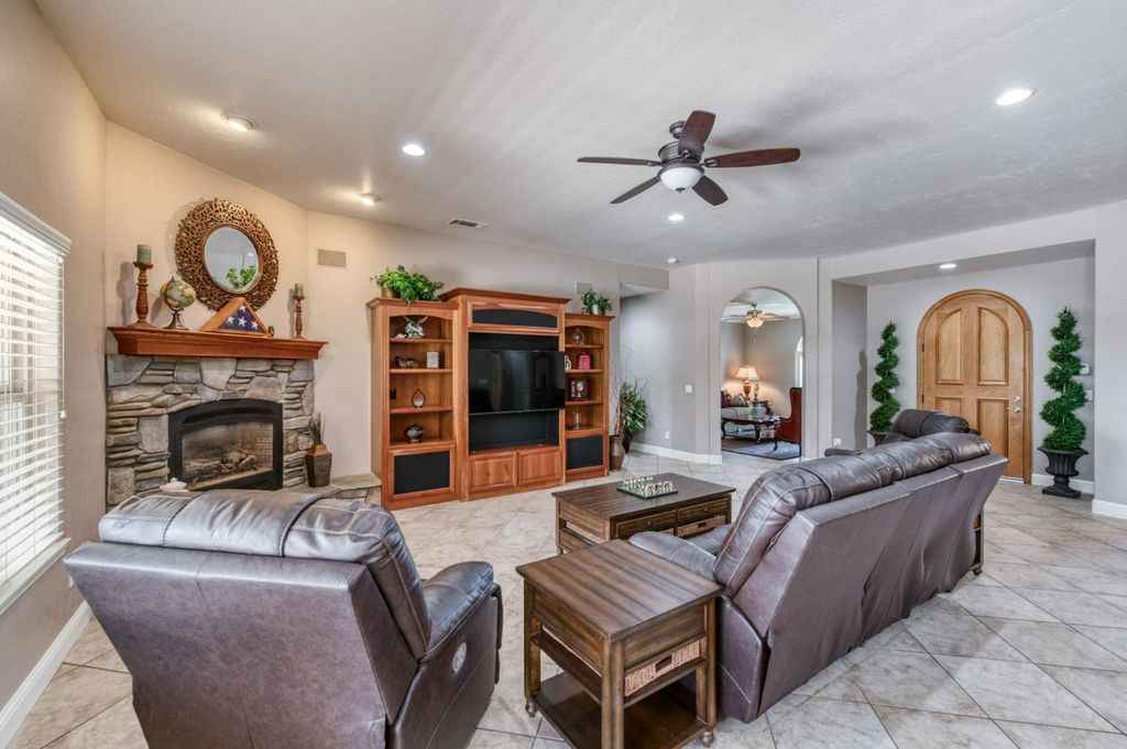 Image 6 of property listing at 4907 Lakewood Court, Visalia, CA 93291