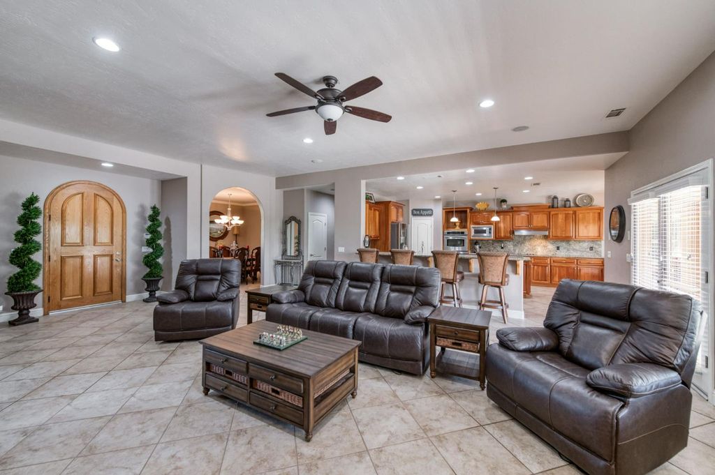 Image 7 of property listing at 4907 Lakewood Court, Visalia, CA 93291