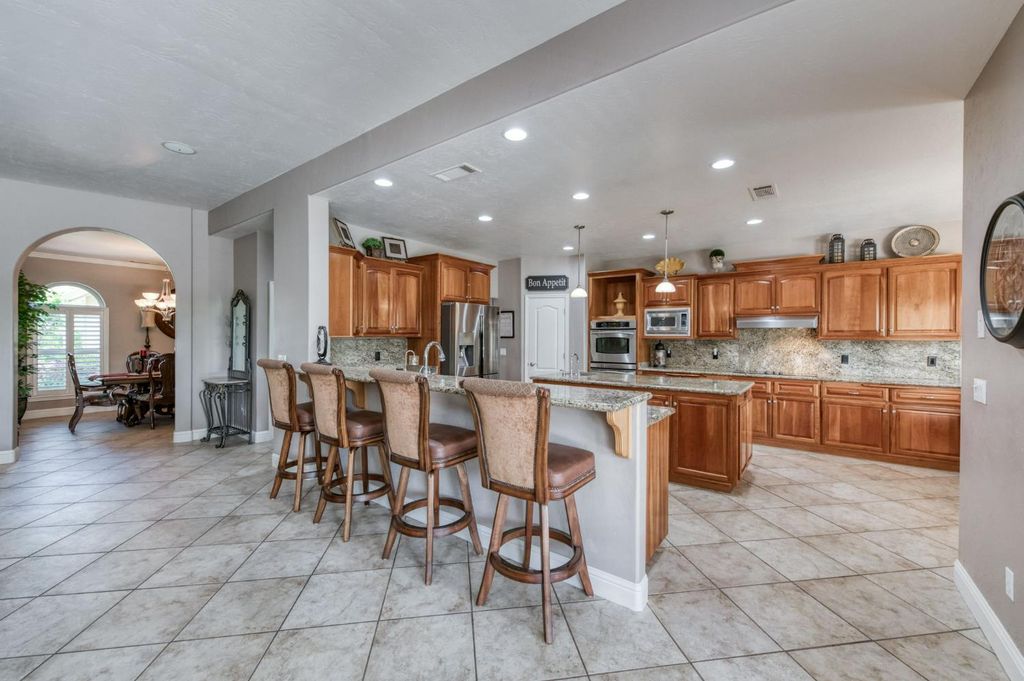 Image 8 of property listing at 4907 Lakewood Court, Visalia, CA 93291