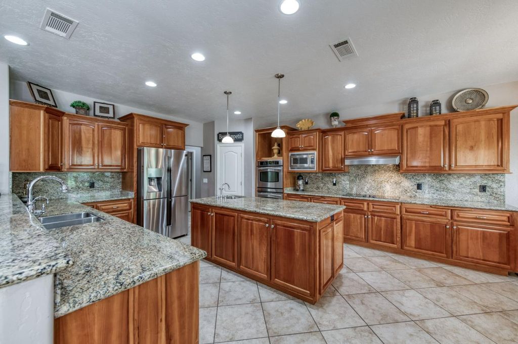 Image 9 of property listing at 4907 Lakewood Court, Visalia, CA 93291