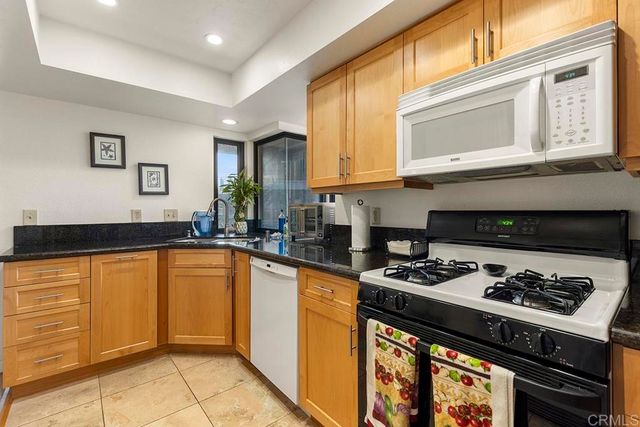 4009 Layang Layang Circle J, Carlsbad, CA 92008