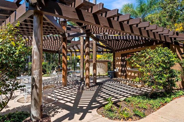 4009 Layang Layang Circle J, Carlsbad, CA 92008