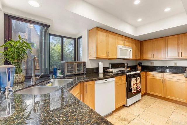 4009 Layang Layang Circle J, Carlsbad, CA 92008