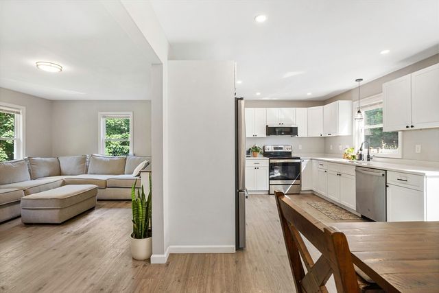 1 Lakeshore Dr, Monson, MA 01057