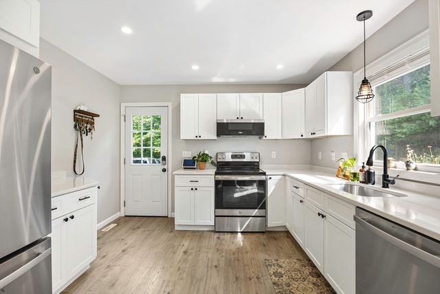 1 Lakeshore Dr, Monson, MA 01057