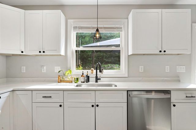 1 Lakeshore Dr, Monson, MA 01057