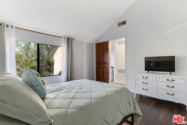14401 Plummer Street 6, Panorama City (los Angeles), CA 91402