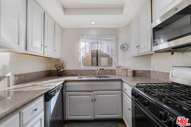 14401 Plummer Street 6, Panorama City (los Angeles), CA 91402