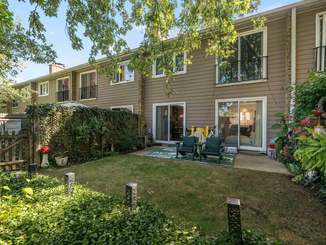 315 Hawthorn Avenue E, Glencoe, IL 60022