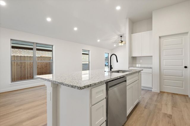 2413 Aberdeen Avenue, Wolfforth, TX 79382