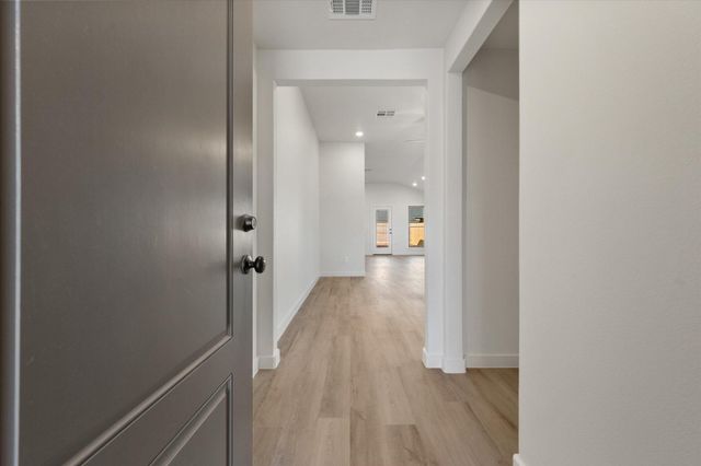 2413 Aberdeen Avenue, Wolfforth, TX 79382