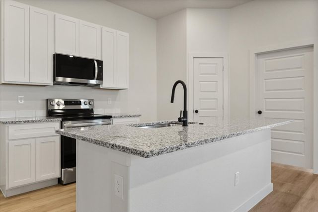 2413 Aberdeen Avenue, Wolfforth, TX 79382