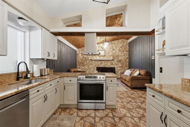 27627 LOIS DRIVE, Tavares, FL 32778
