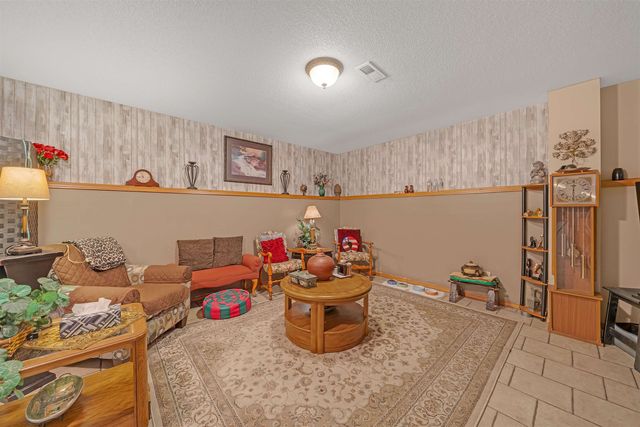 2715 S Crestline Ct, Wichita, KS 67215