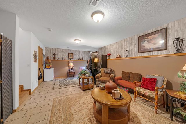 2715 S Crestline Ct, Wichita, KS 67215