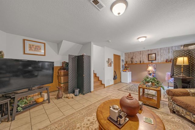 2715 S Crestline Ct, Wichita, KS 67215