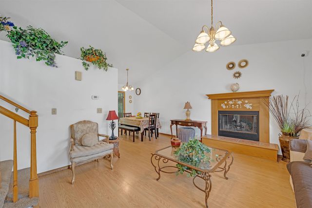 2715 S Crestline Ct, Wichita, KS 67215