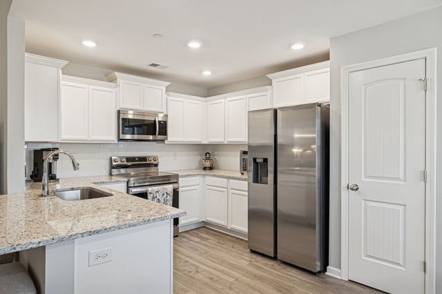 1166 Amber Hills Dr, Ashland City, TN 37015