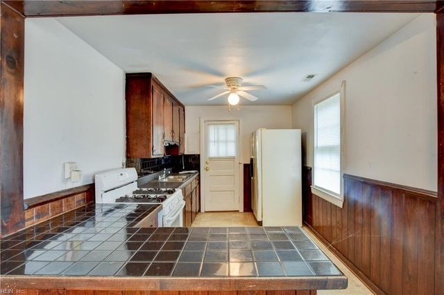 704 James DR, Newport News, VA 23605