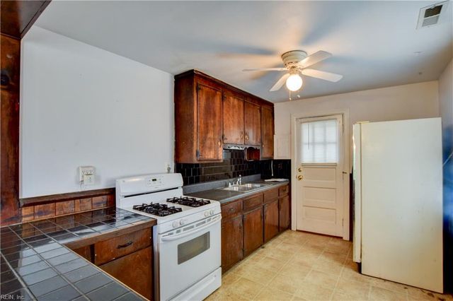 704 James DR, Newport News, VA 23605
