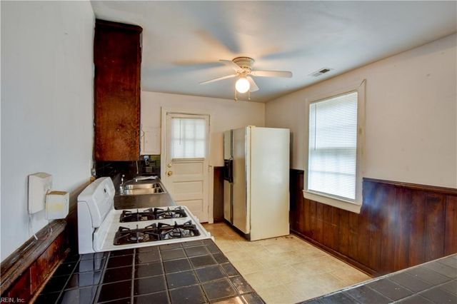 704 James DR, Newport News, VA 23605