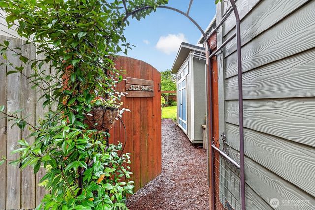857 N Helens View Drive, Ridgefield, WA 98642