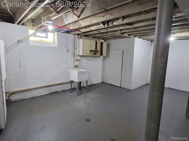 16600 Carlisle Street, Detroit, MI 48205