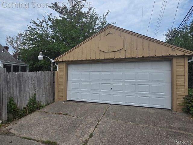 16600 Carlisle Street, Detroit, MI 48205