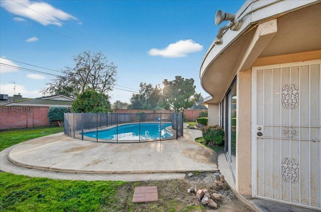 6259 E Liberty Avenue, Fresno, CA 93727