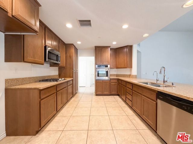 5654 W Forry Court, Lancaster, CA 93536