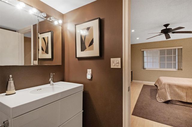 1940 NE 2nd Avenue J218, Wilton Manors, FL 33305