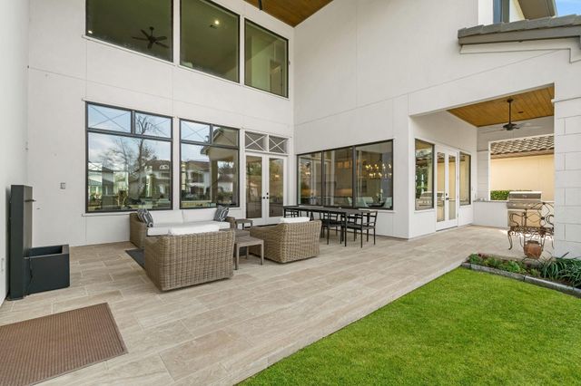 39 Johnathan Landing Court, The Woodlands, TX 77389