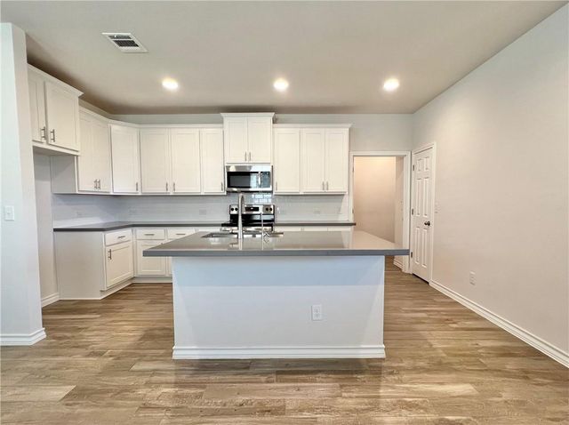 704 Long RUN, Liberty Hill, TX 78642