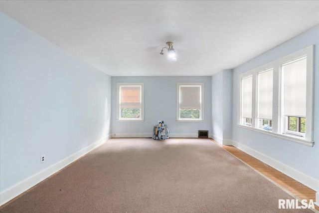 49 KENWOOD Avenue, Davenport, IA 52803