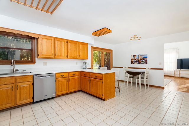 8 Phoebee Lane, Brookfield, CT 06804