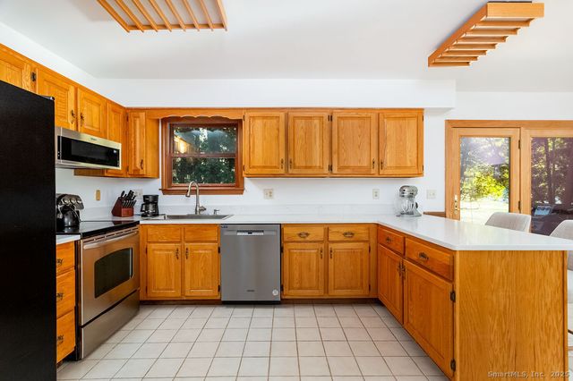 8 Phoebee Lane, Brookfield, CT 06804