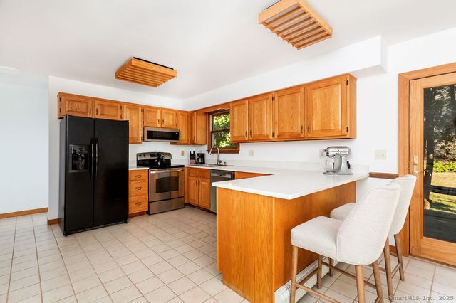 8 Phoebee Lane, Brookfield, CT 06804