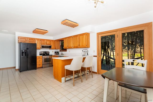 8 Phoebee Lane, Brookfield, CT 06804