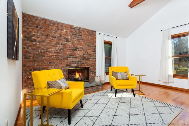 8 Phoebee Lane, Brookfield, CT 06804