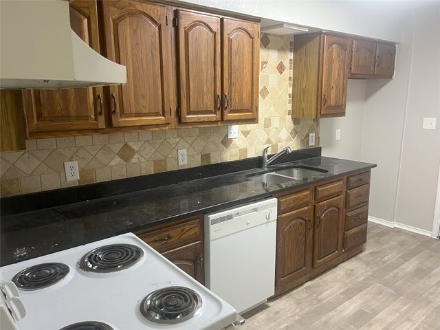 10524 Shadywood Drive, Fort Worth, TX 76140