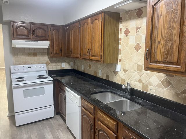 10524 Shadywood Drive, Fort Worth, TX 76140