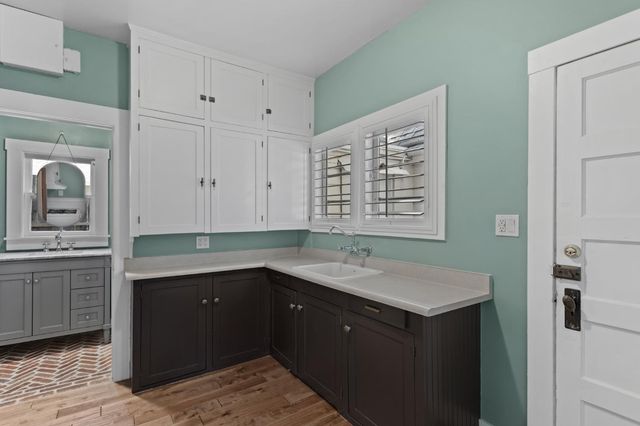 2410 41st St, Sacramento, CA 95817