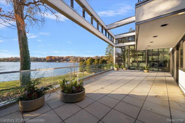 5904 Wing Lake Road, Bloomfield Charter Township, MI 48301