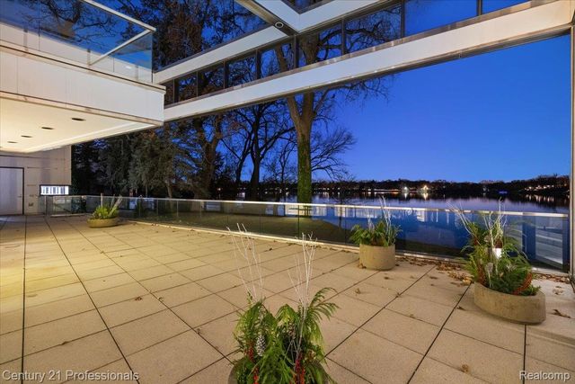 5904 Wing Lake Road, Bloomfield Charter Township, MI 48301